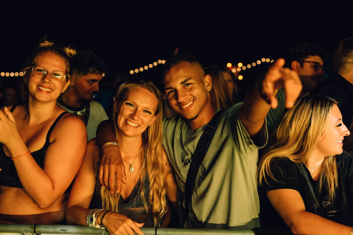 Deejay Plus bei einem Musikfestival mit begeistertem Publikum.